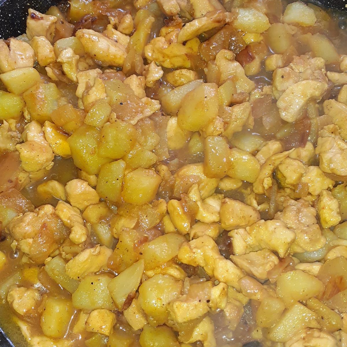 תבשיל קוביות חזה עוף ותפוחי אדמה