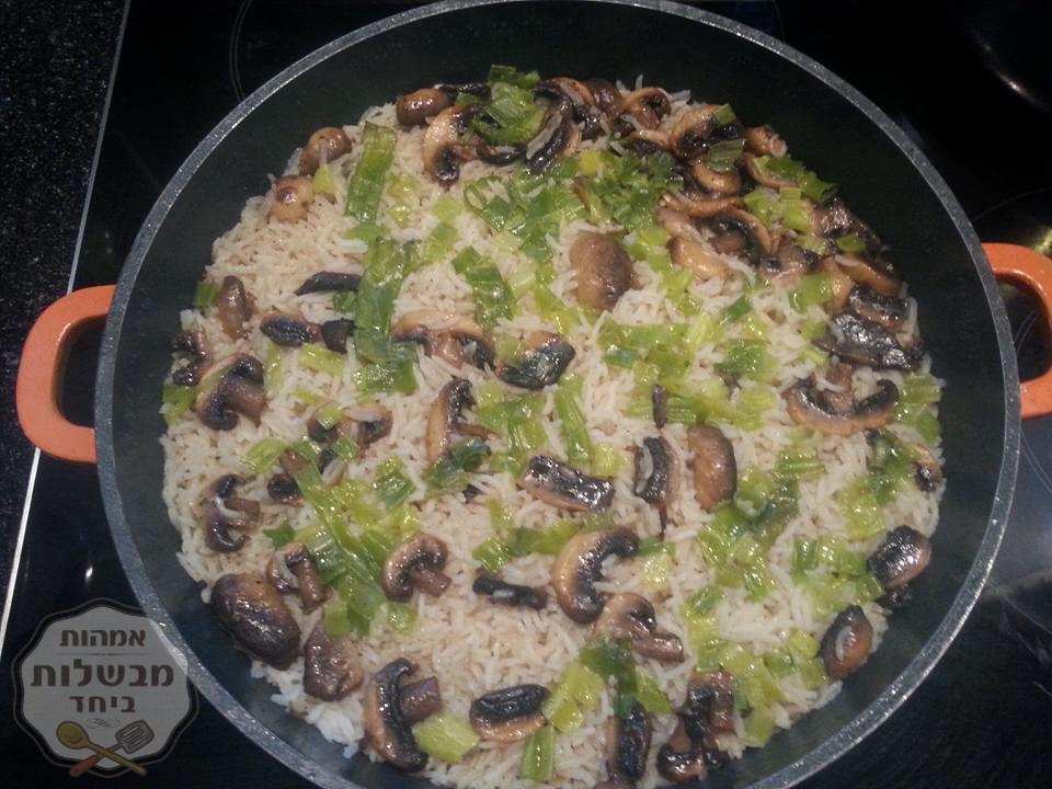 אורז עם פטריות ובצל ירוק