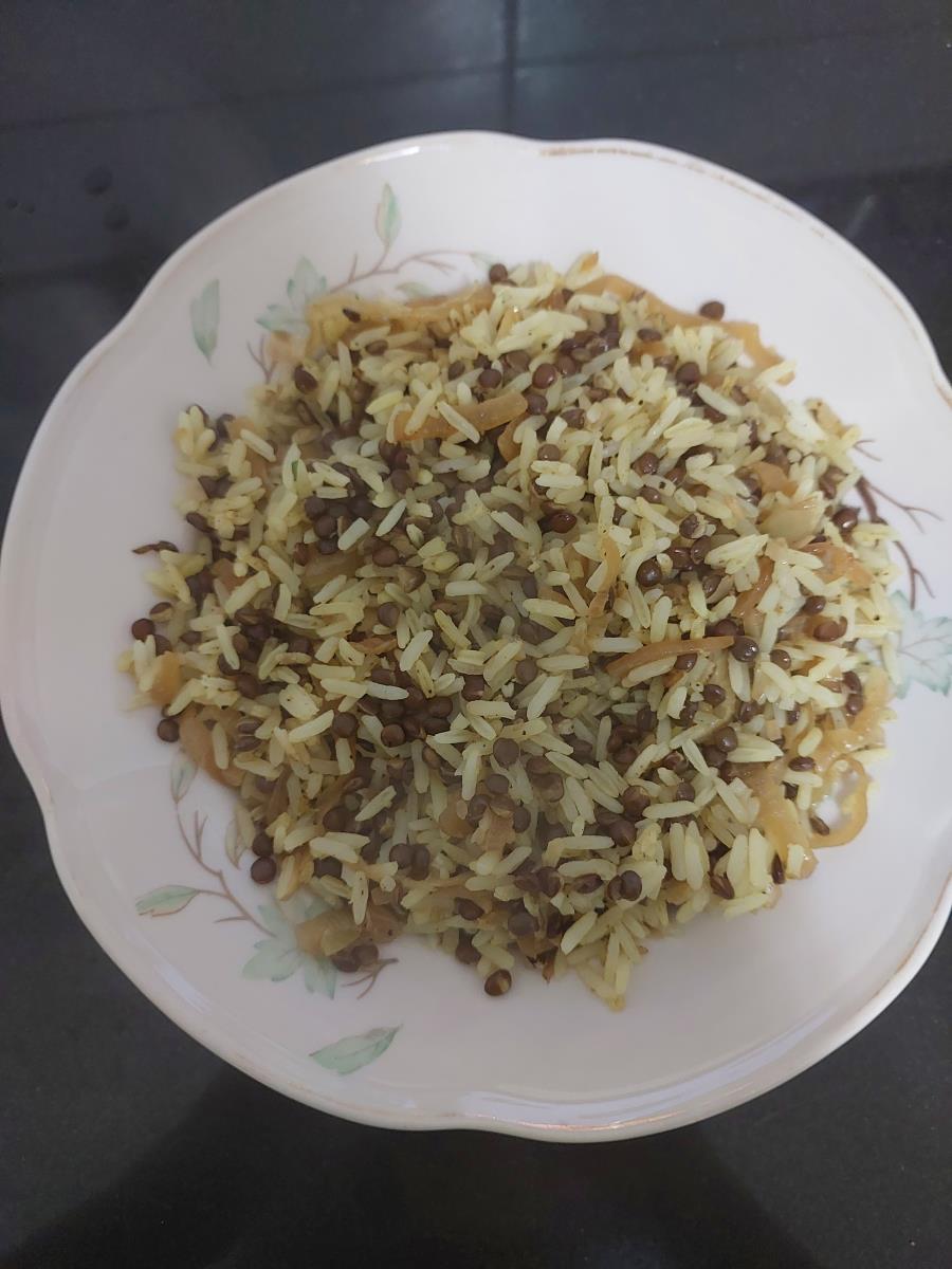אורז עם עדשים שחורות