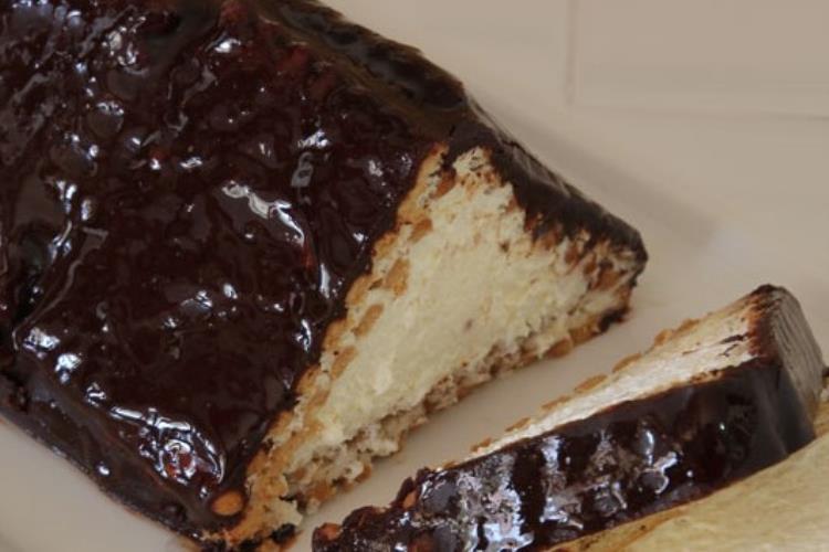 עוגת שוקולד וביסקוויטים משולשת ללא אפייה