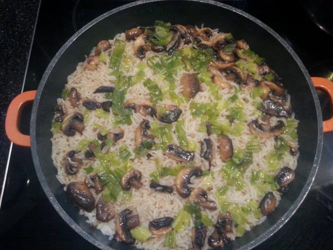 אורז עם פטריות ובצל ירוק