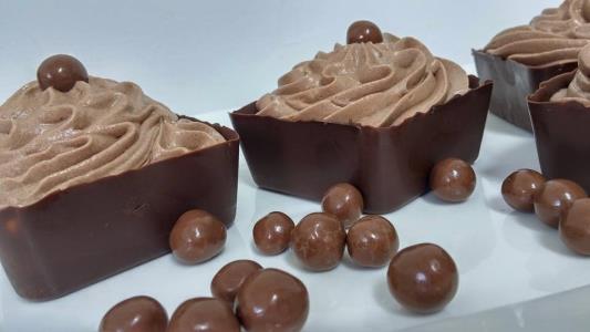 קערות שוקולד במילוי קרם רוזמרי