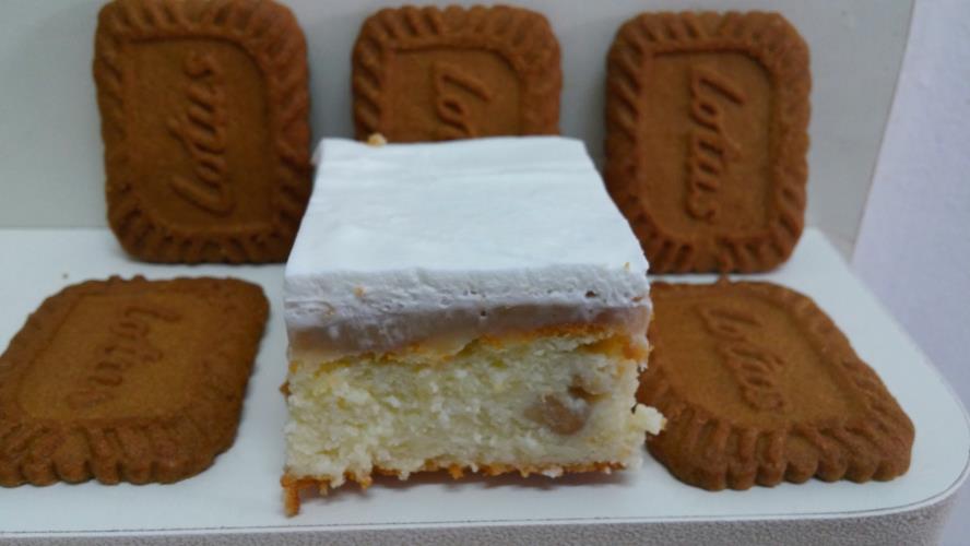 עוגת גבינה אפויה עם עוגיות שבורות בנגיעות לוטוס בציפוי קצפת לבנה