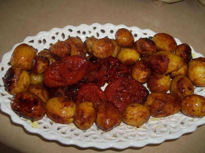 עגבניות יבשות עם תפוחי אדמה בשמן  זית טעים 