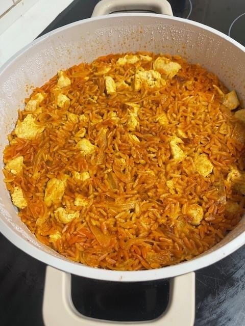 קוביות עוף, פתיתים ובצל בסיר אחד