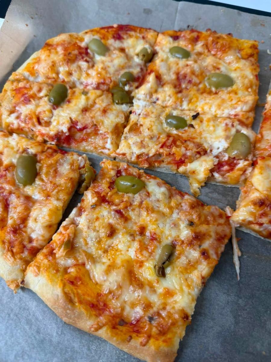 פיצה מהירה ביתית עם בצק קל להכנה וטעימה - דיקלה מורציאנו