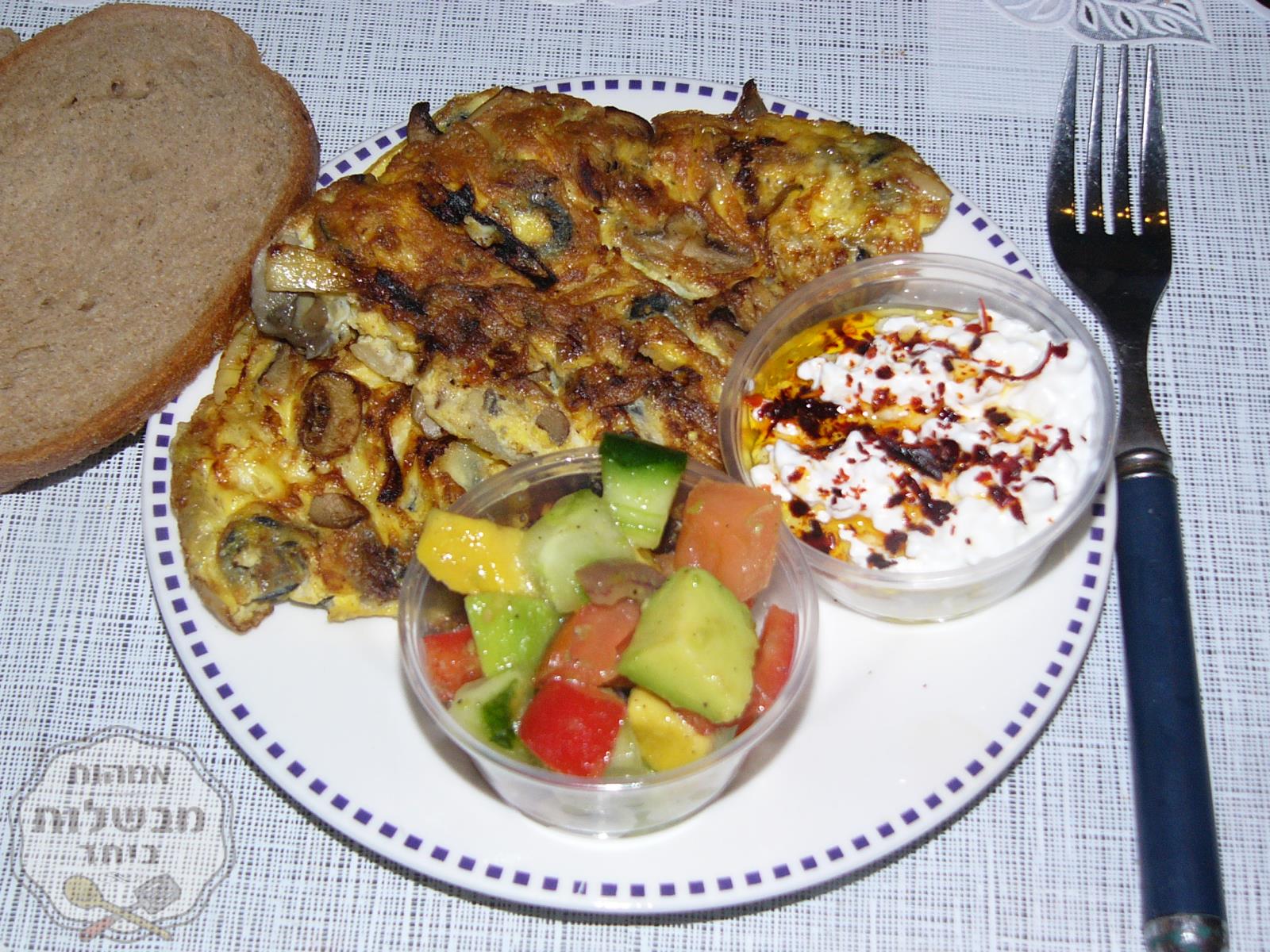 ארוחת ערב לילדים: חביתה עם פיטריות ובצל+סלט ירקות אישי וקוטג' מטובל 