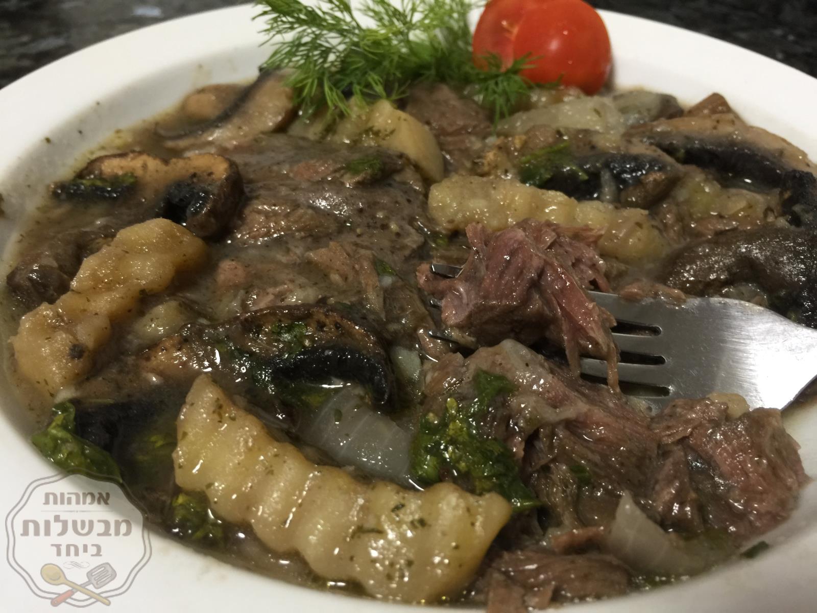 צלי בשר פרוס עם פטריות בצלים וצ׳יפס