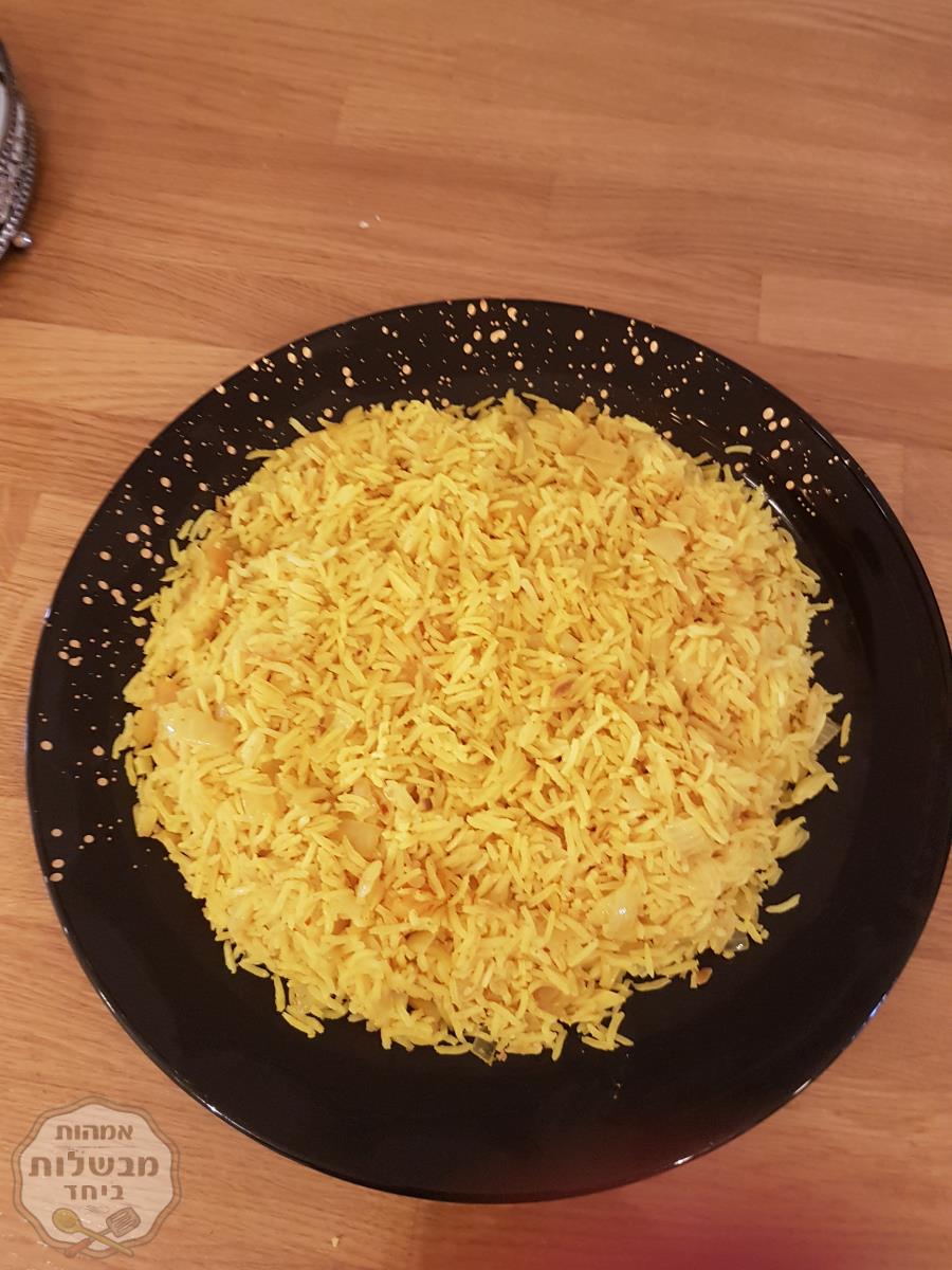 אורז צהוב עם שקדים מולבנים ומשמישים
