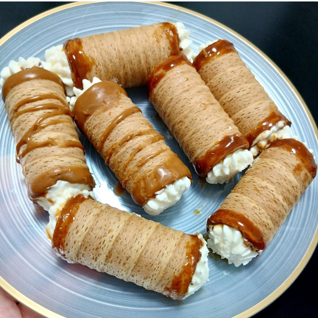 גליליות וופל במילוי שמנת מתוקה