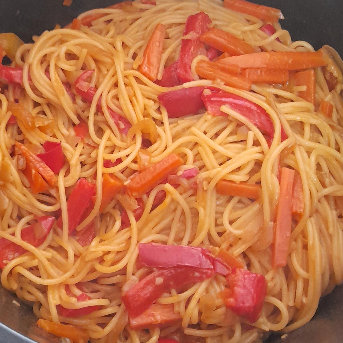 ספגטי עם ירקות מוקפצים ברוטב מתקתק
