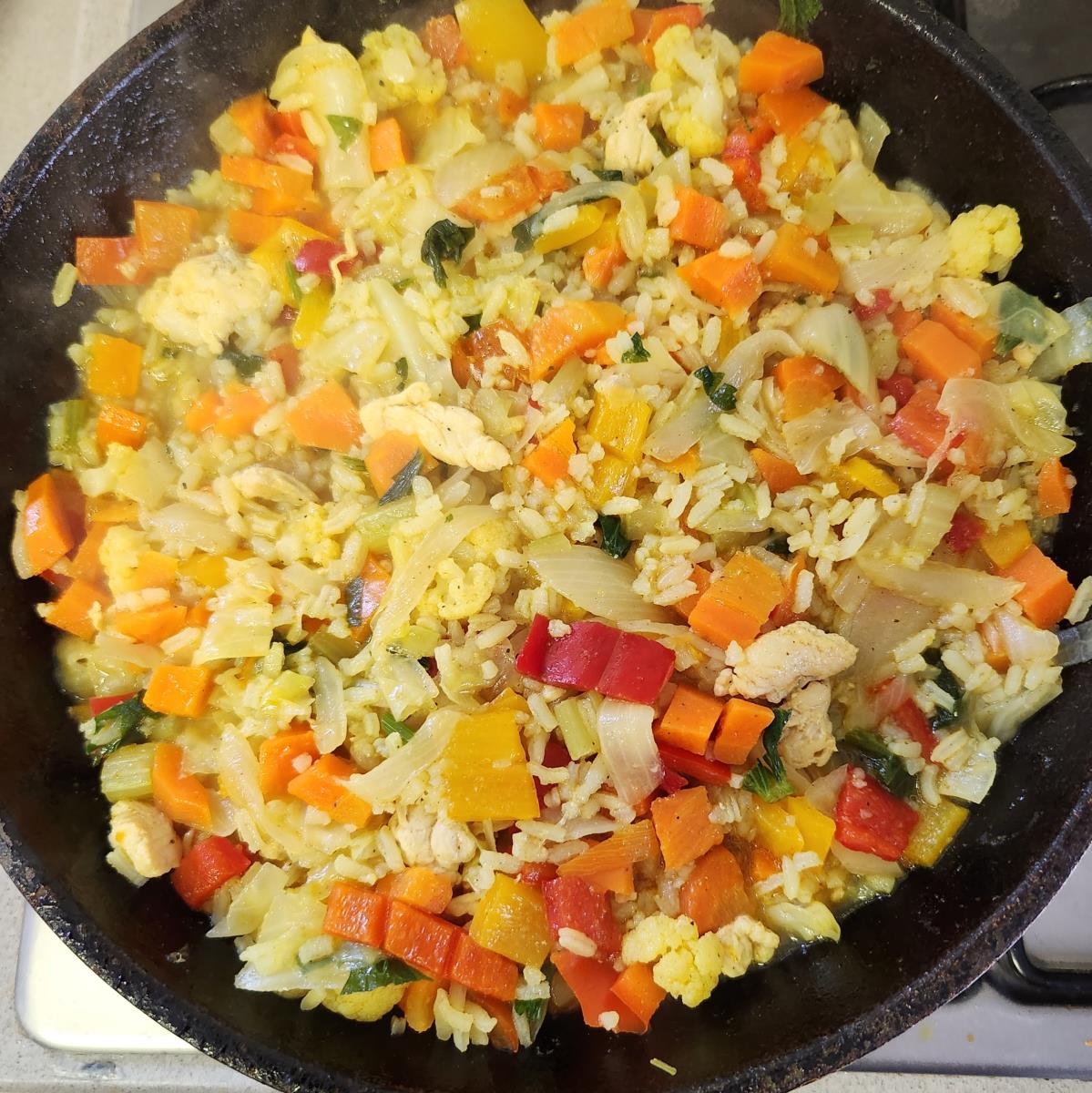 ירקות עוף ואורז בניחוח קארי