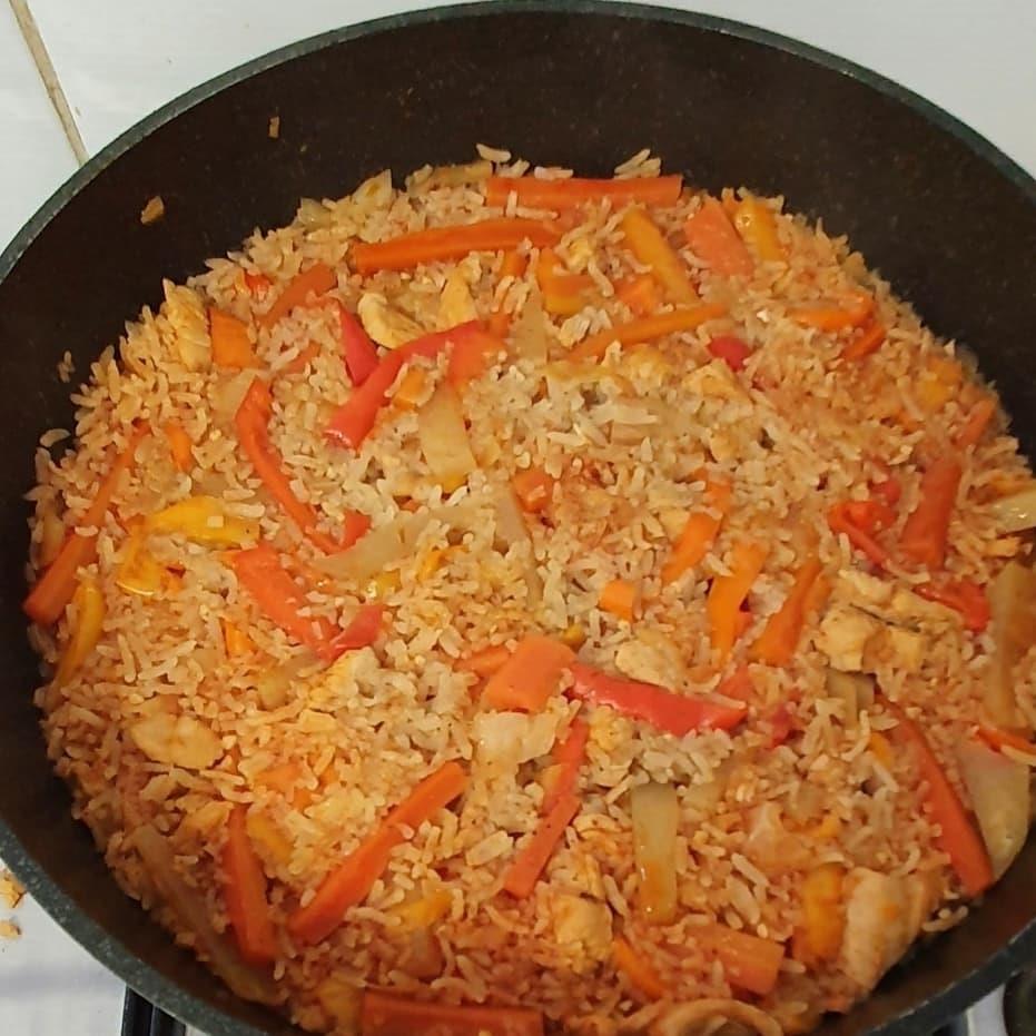 תבשיל רצועות עוף אורז וירקות