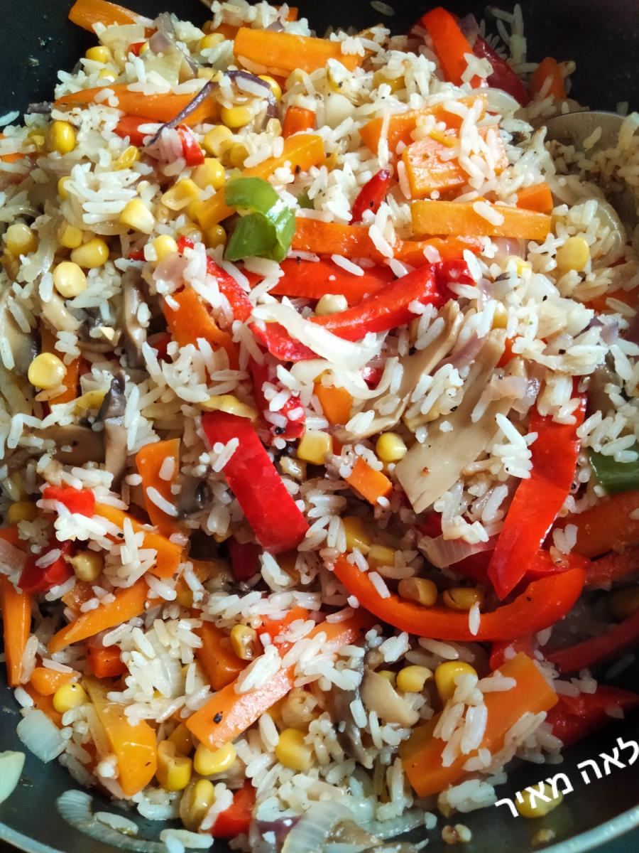 אורז מאתמול מטוגן בסגנון אסיאתי עם ירקות של סבתא לאה