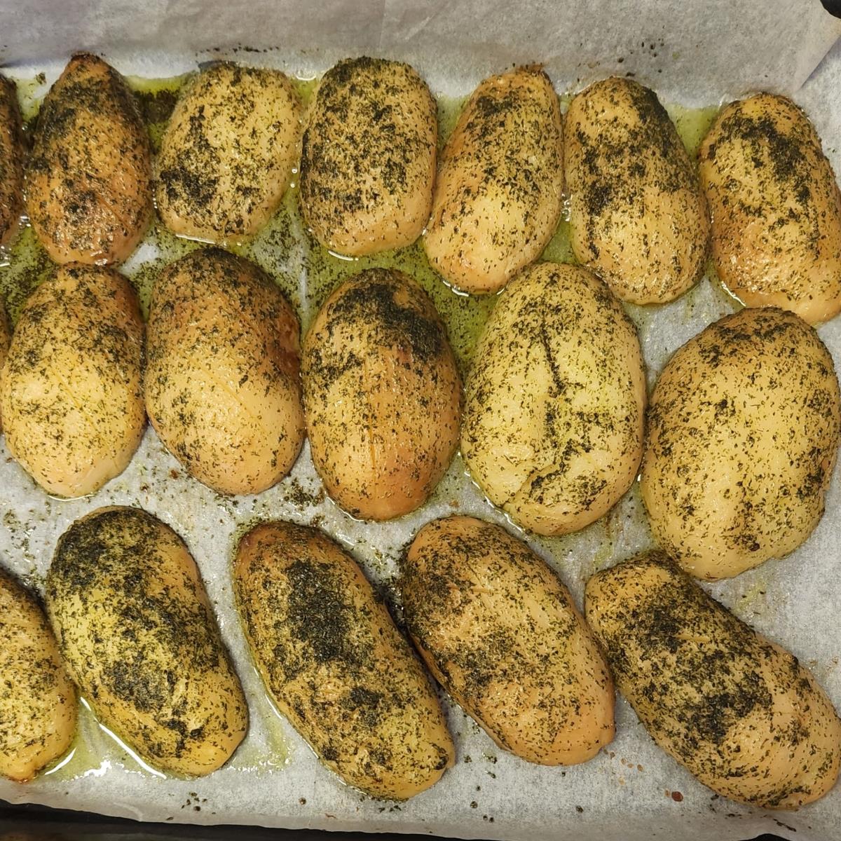 תפוחי אדמה בתנור עם שמן זית ובזילקום