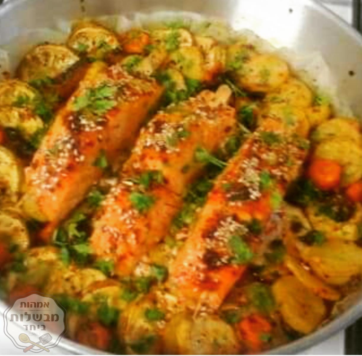 דג סלמון על שיפוד עם ירקות בתנור