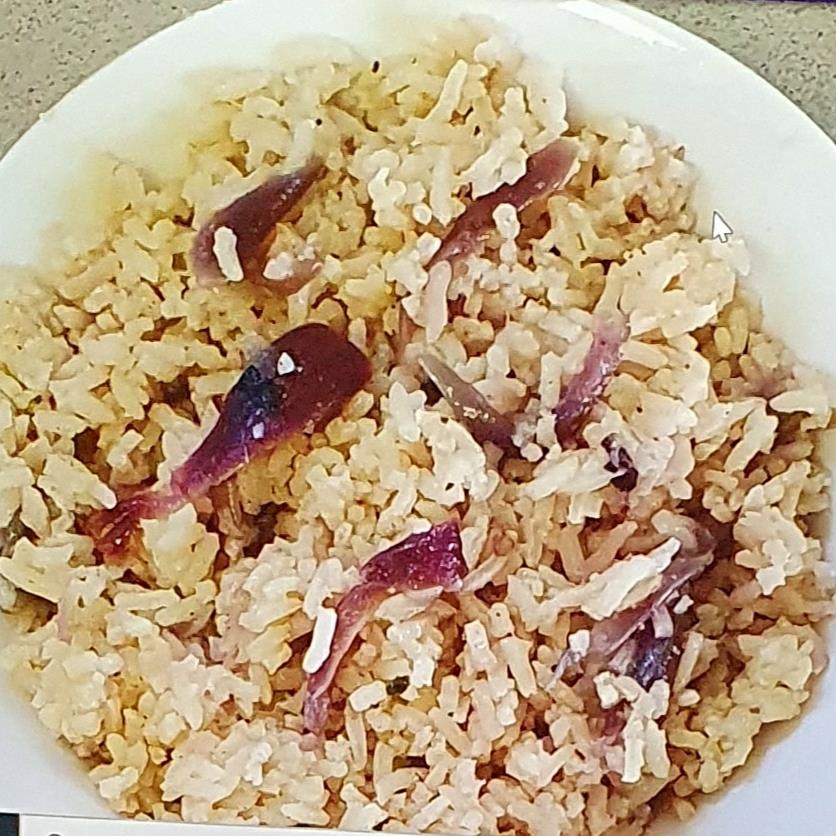 אורז עם בצל סגול מטוגן בתיבול שום פטרוזיליה