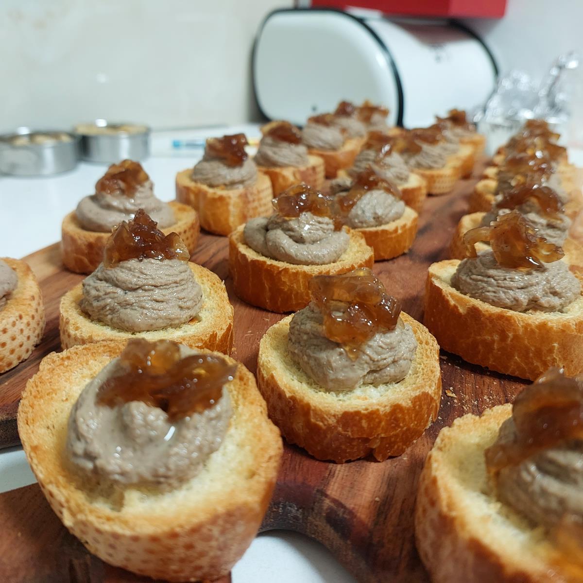 פטה כבד על ברוסקטה עם ריבת בצלים.