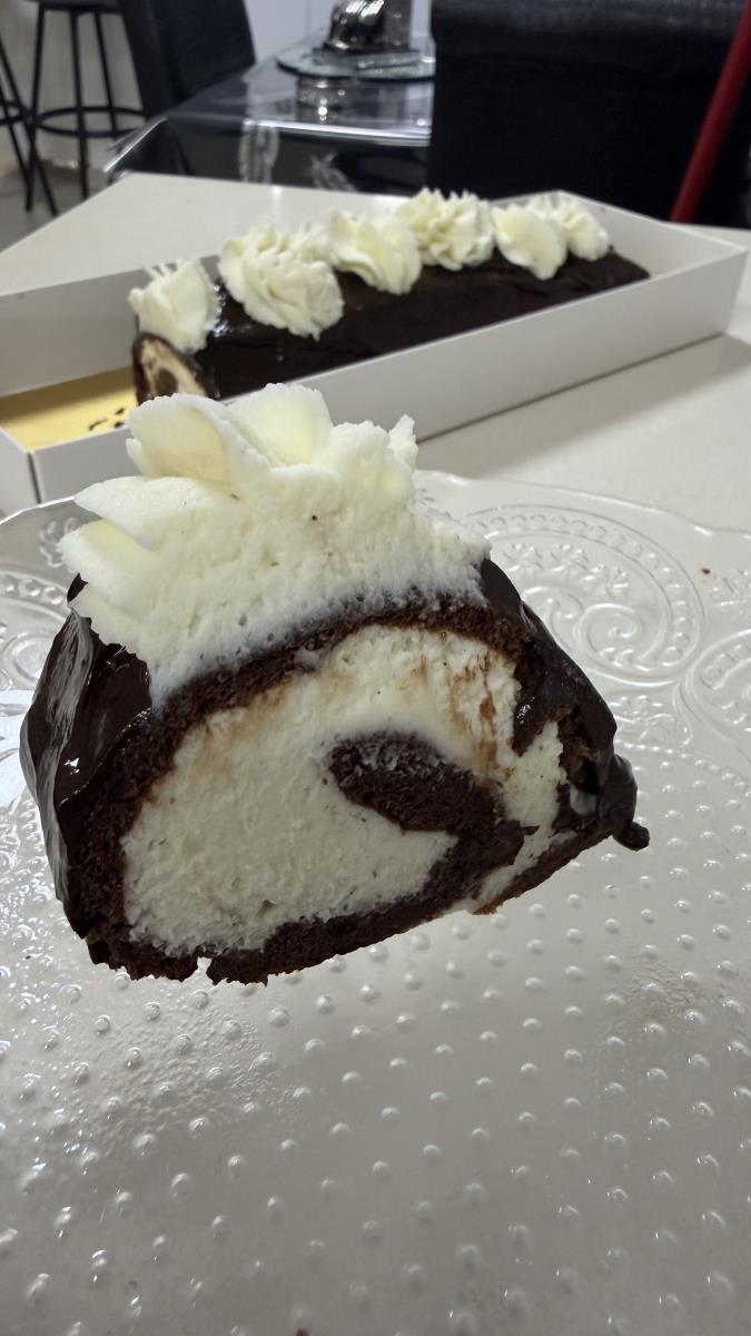 🍫 רולדת שוקולד כשרה לפסח במילוי קרם גבינה וציפוי גנאש