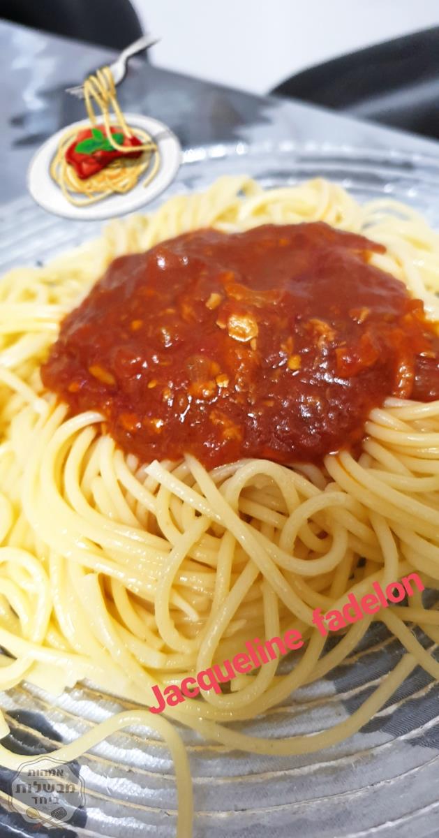 ספגטי  ברוטב עגבניות חריף  עם טונה ושמן בטעם  בצל 