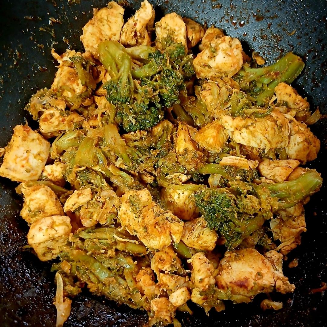 קוביות חזה עוף מטוגן עם ברוקולי