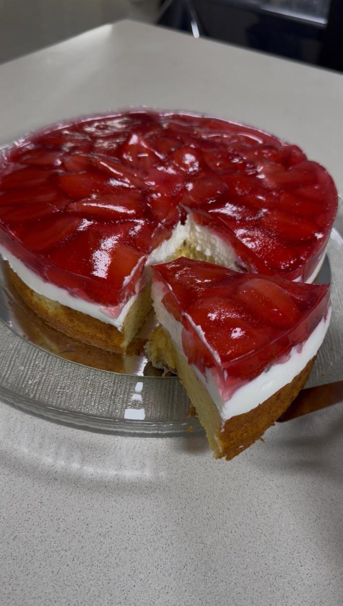 עוגה עם קצפת תותים וג׳לי תותים🍓