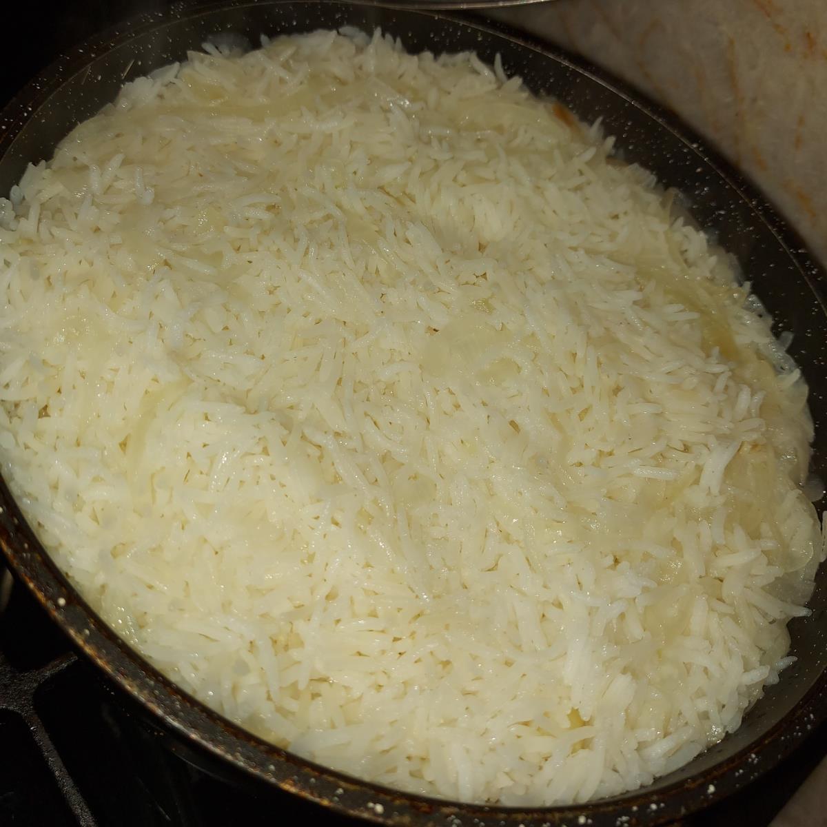 אורז עם בצל מקורמל ושיני שום קלופות