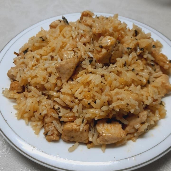 אורז עם קוביות חזה עוף