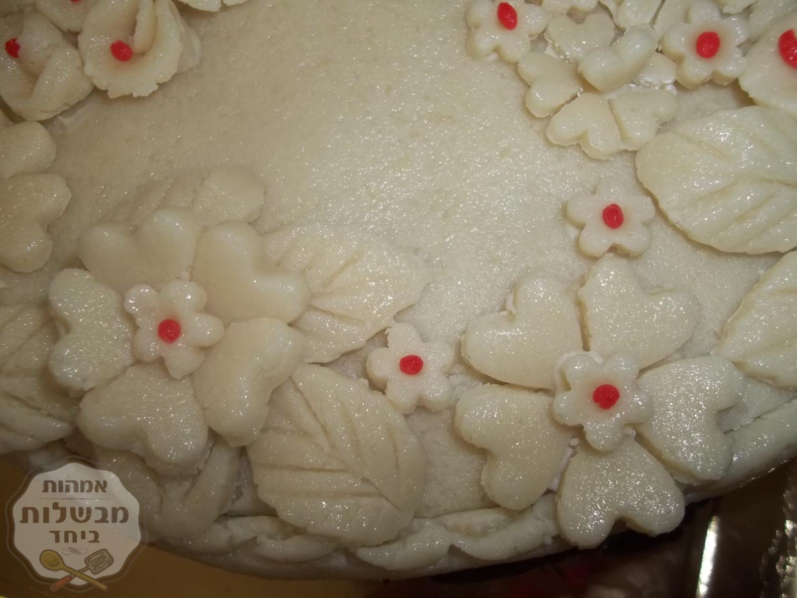 עוגה   בציפוי מרציפן  משולבת  בכל מיני וארייציות    ניפלאה   טעימה   מאד 