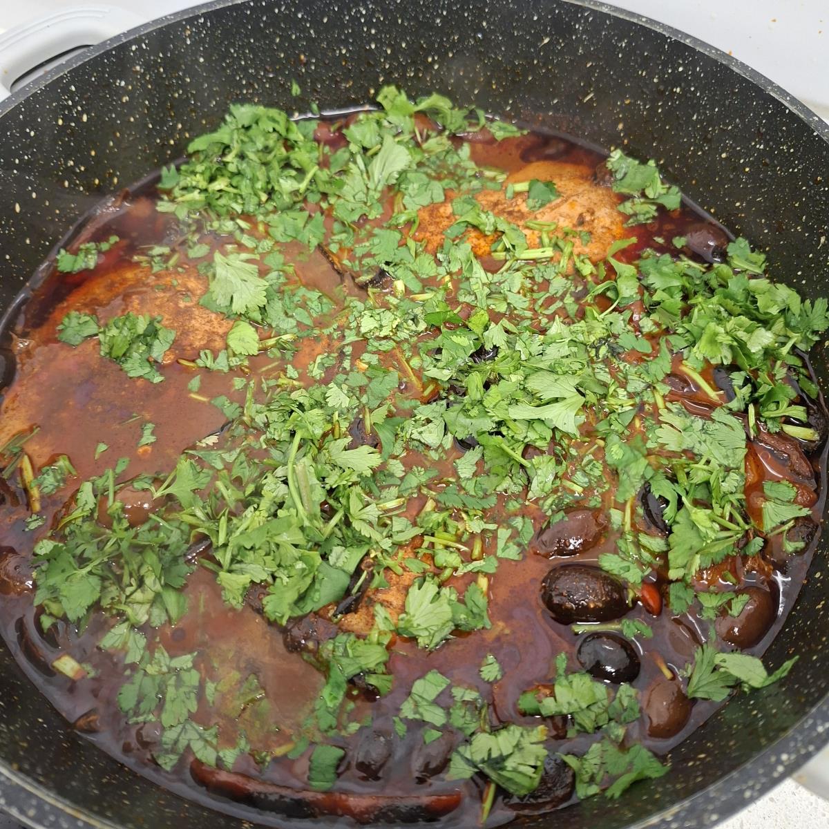 טונה אדומה עם זיתים