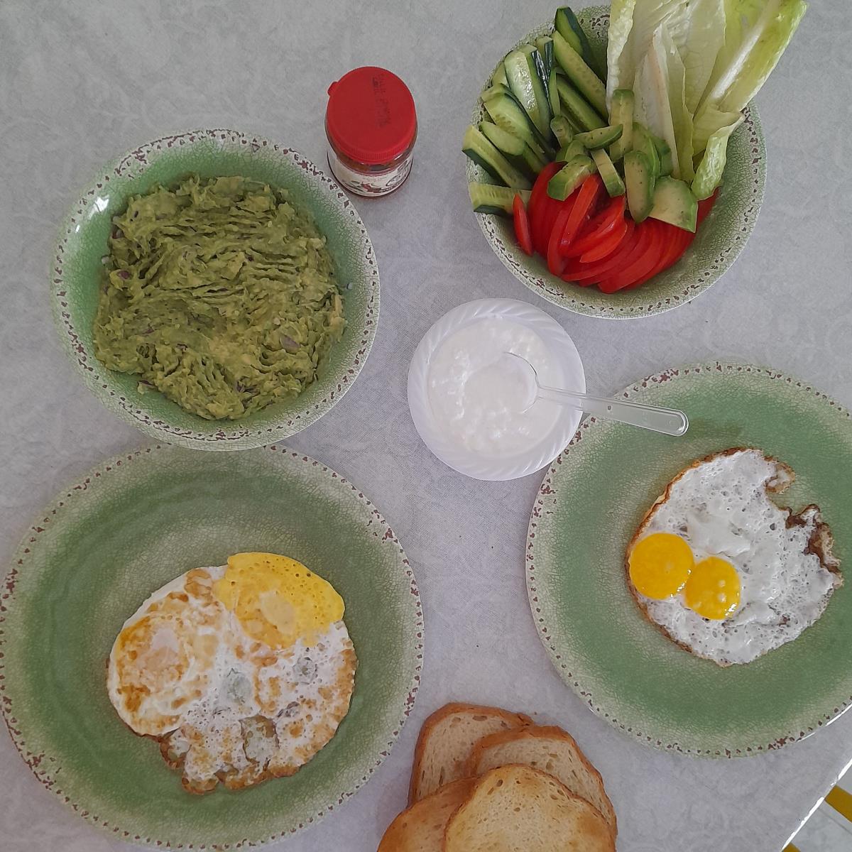 ארוחת בוקר בקטנה🙃 
לצד קנקן לימונענע קריר 