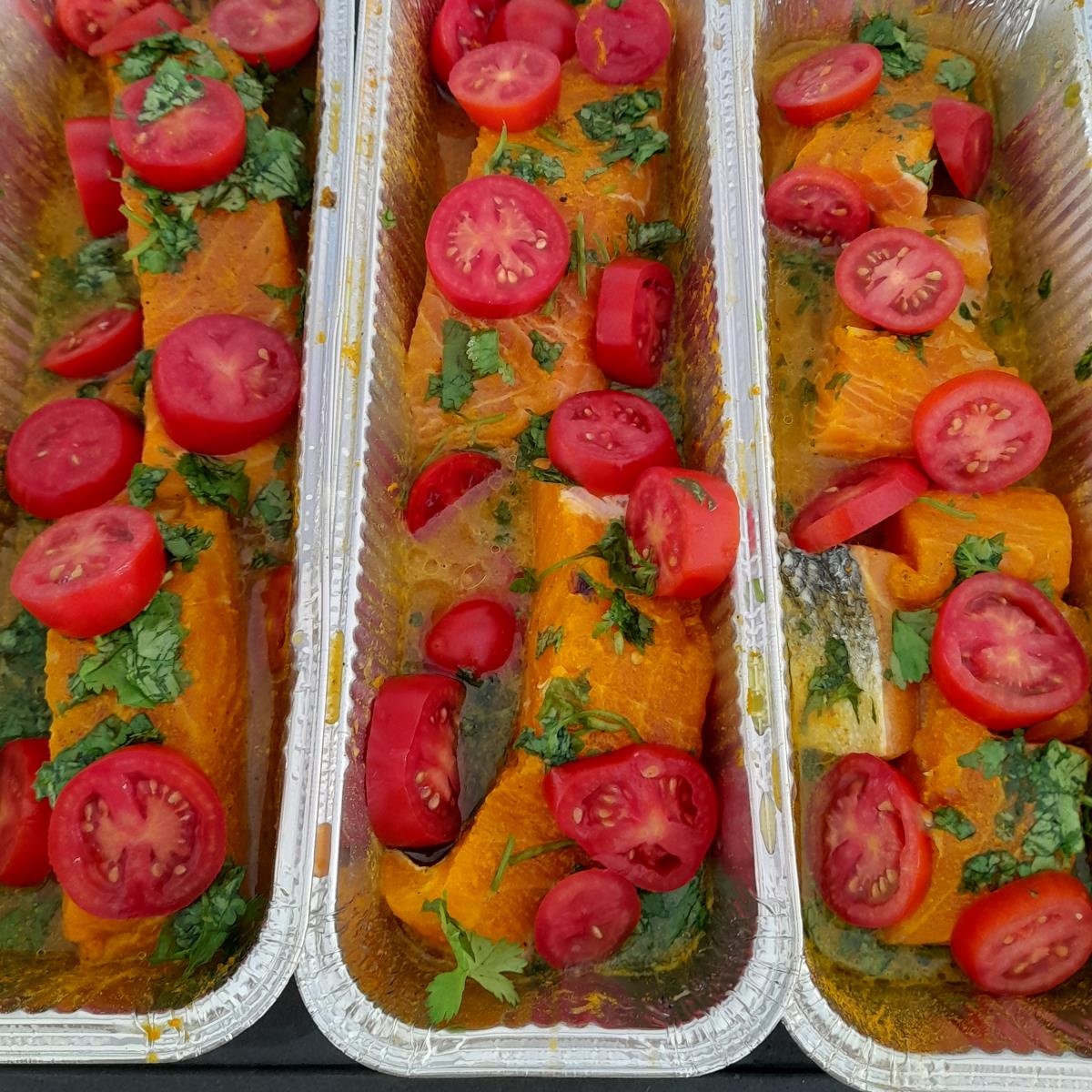  דג סלומון בתנור עם עגבניות שרי ומלא כוסברה
בטיבול עדין וטעיםם..!
