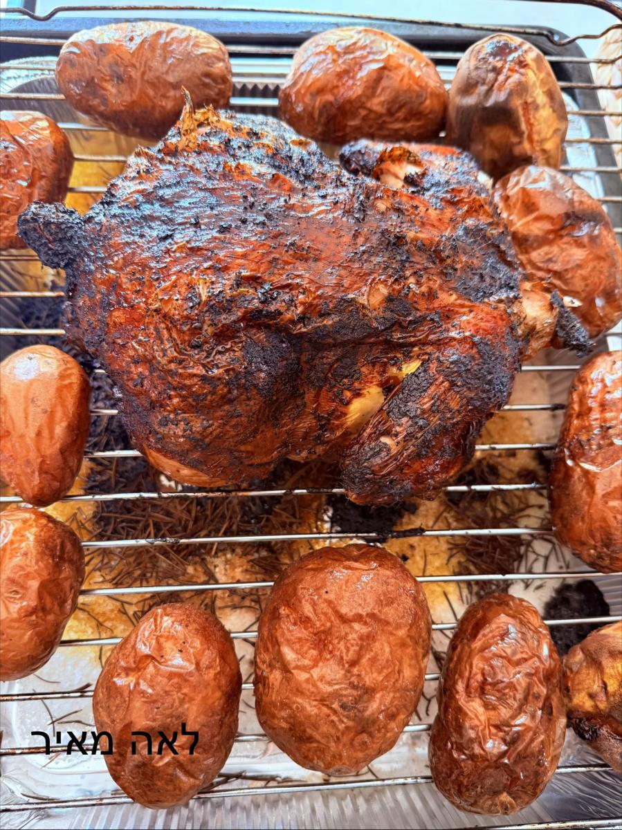 עוף צלוי במלח גס עסיסי מבפנים ופריך מבחוץ שמכינים בפחות מחמש דקות של סבתא לאה