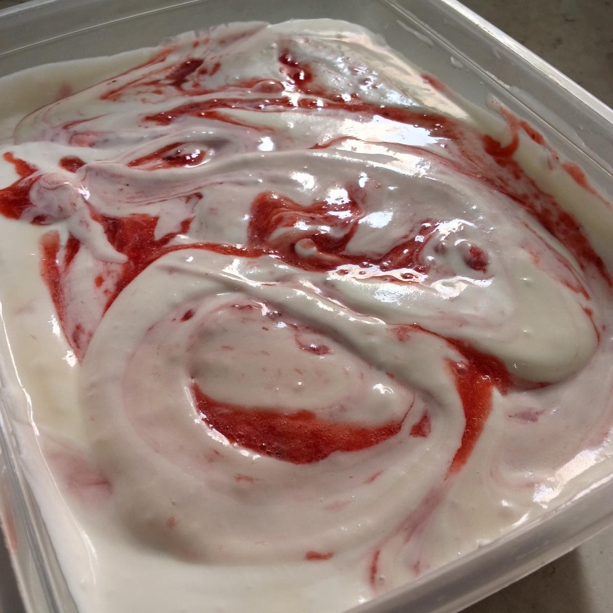 גלידת תותים ושמנת