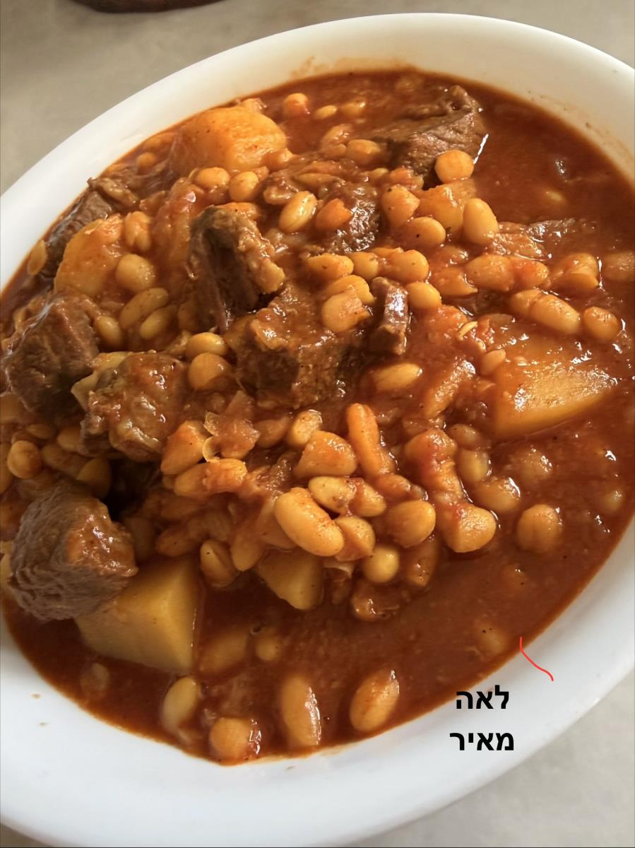 תבשיל שעועית לבנה, בשר, תפוחי אדמה של סבתא לאה עשיר בטעם של בית 