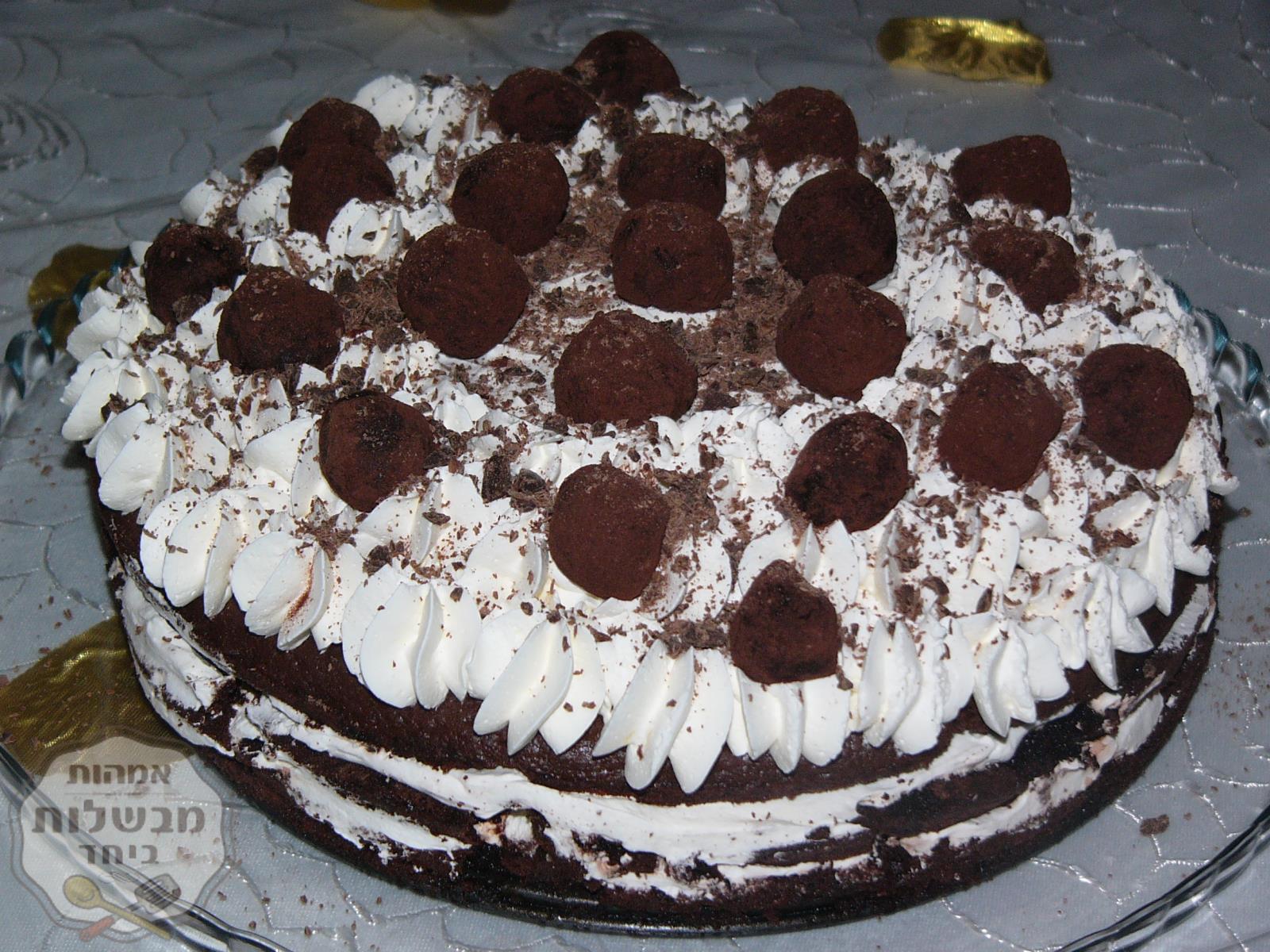 עוגת שכבות שוקולד קצפת וניל וטראפלס