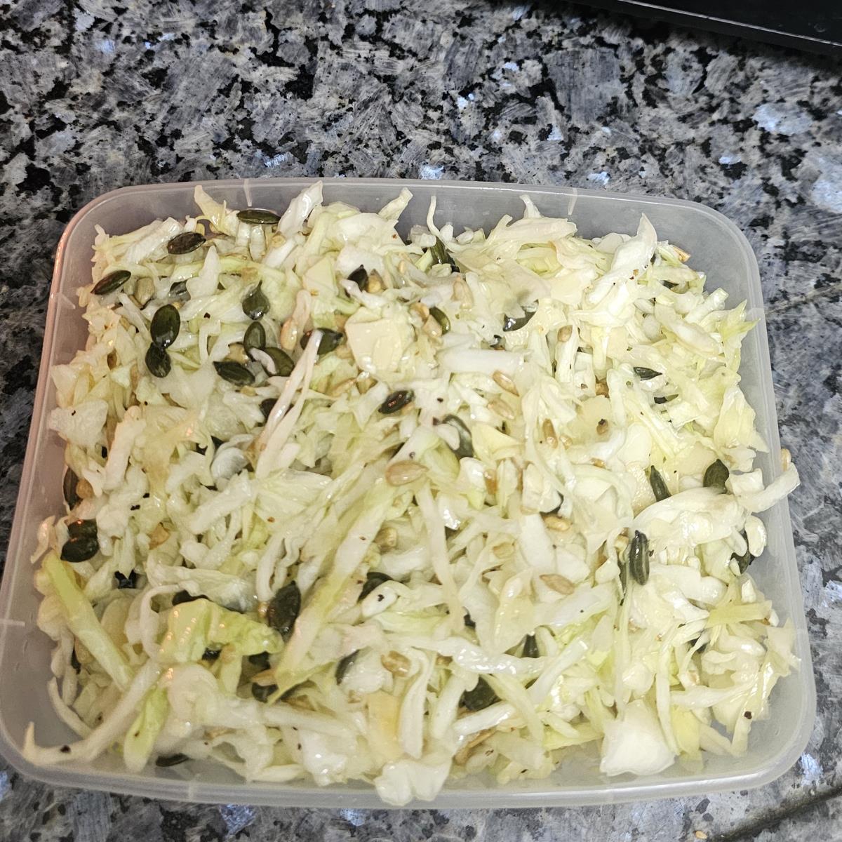 סלט כרוב עם גרעיני חמניה וגרעיני דלעת