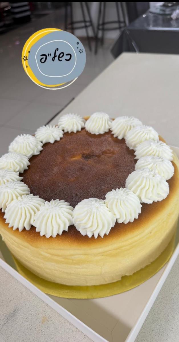 ‏עוגת גבינה אפויה ללא גלוטן כשרה לפסח בזילוף קצפת גבינה