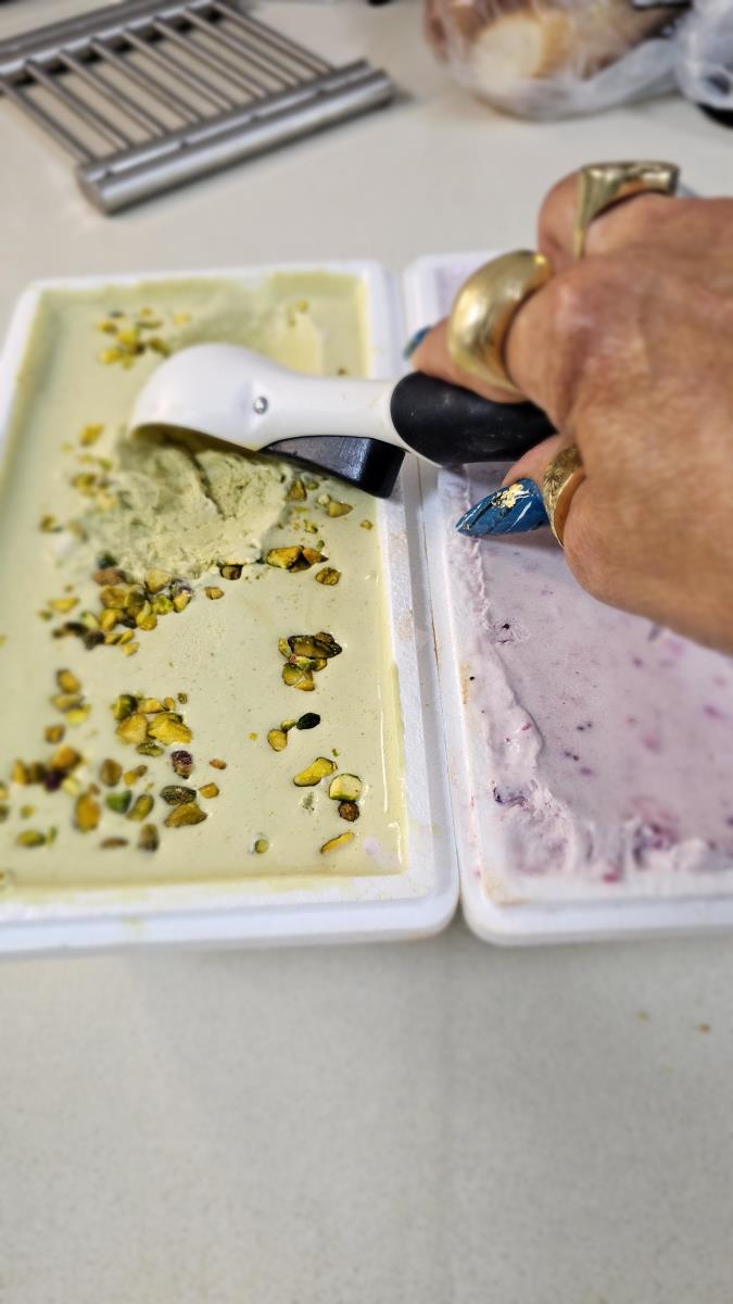 2 גלידות ביתיות תותים🍓🍒🫐 ופירות יער ופיסטוק 