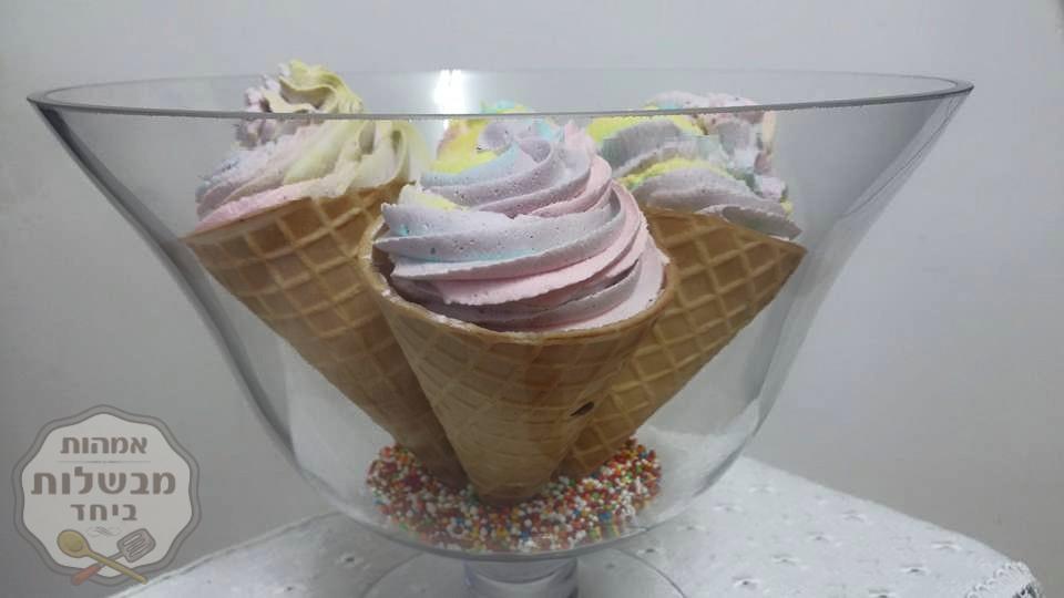 גביעי גלידה בטעם חלבה עם קצפת בצבעי קשת