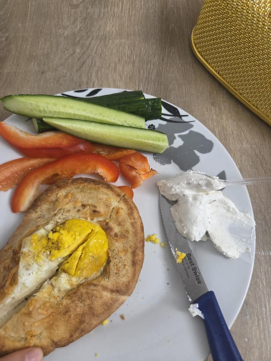 ביצת עין בתוך פיתה ממולאת גבינות