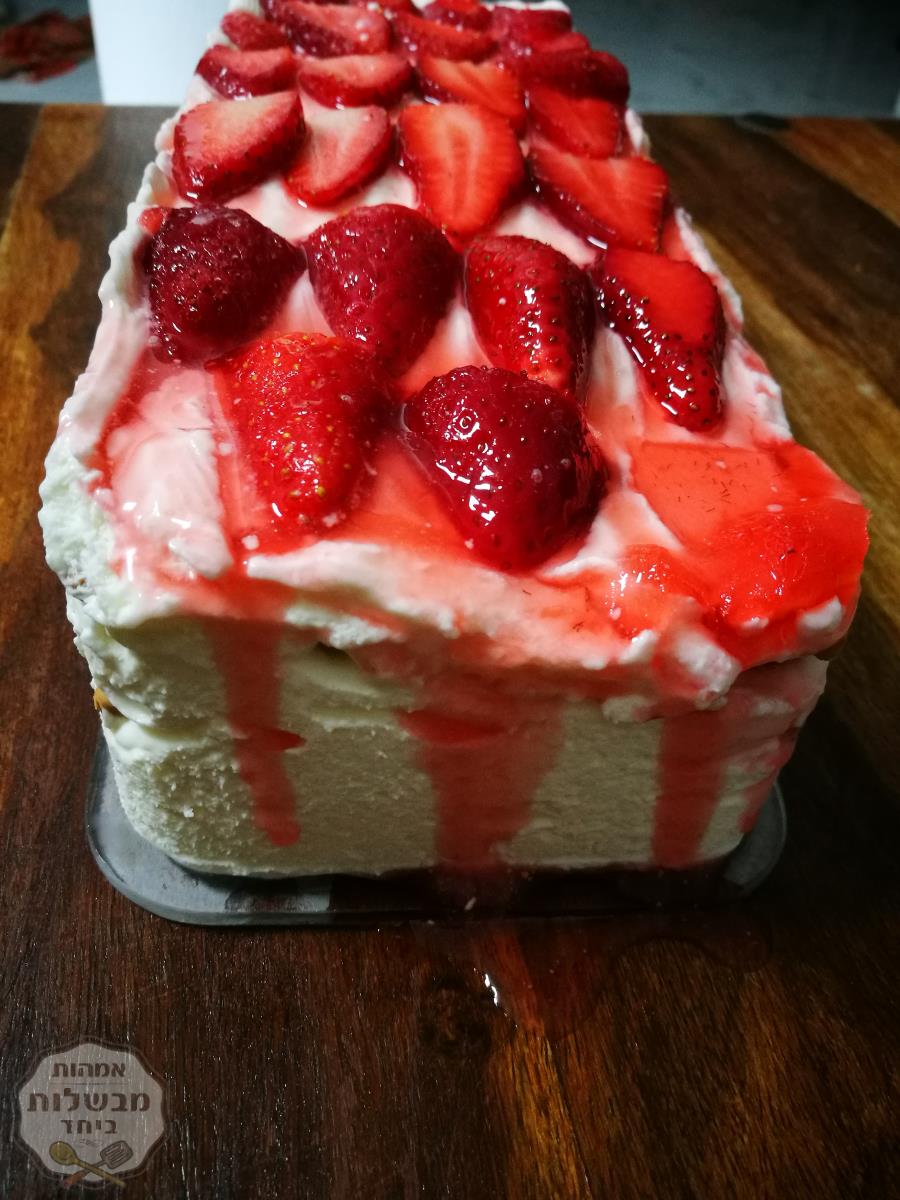 עוגת ביסקוויטים עם תותים 