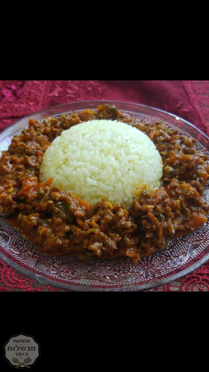 אורז עגול עם תבשיל בשר טחון