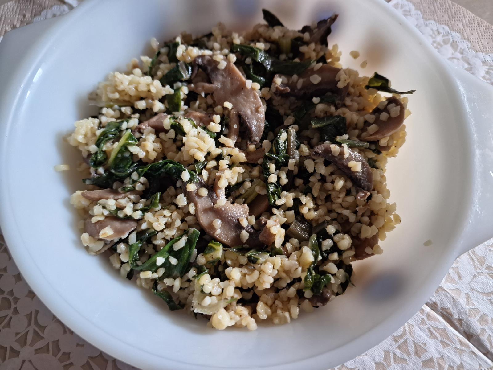 סלט בורגול ועלי מנגולד ופטריות