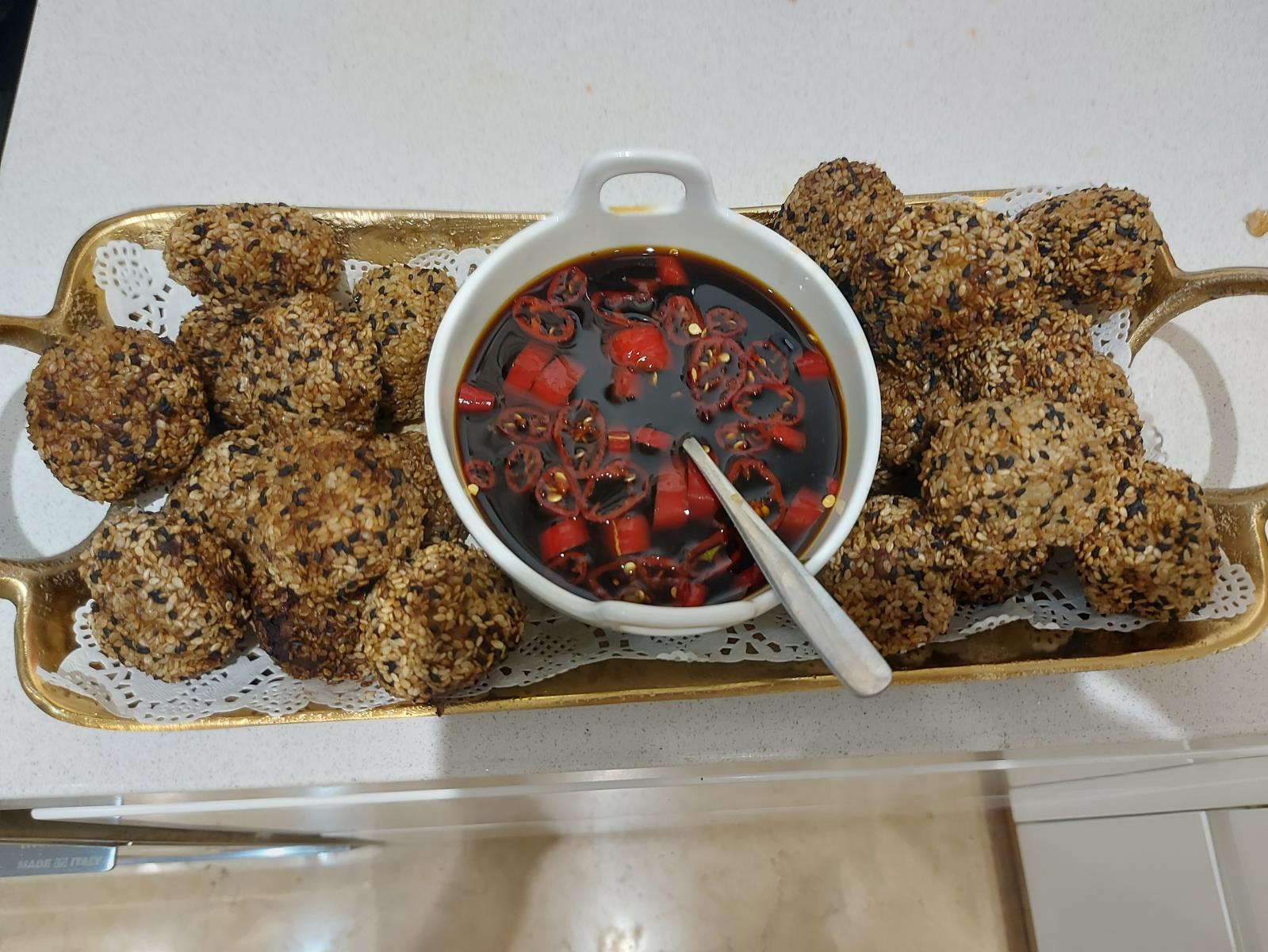כדורי פרגית מצופות בשומשום וקצח
