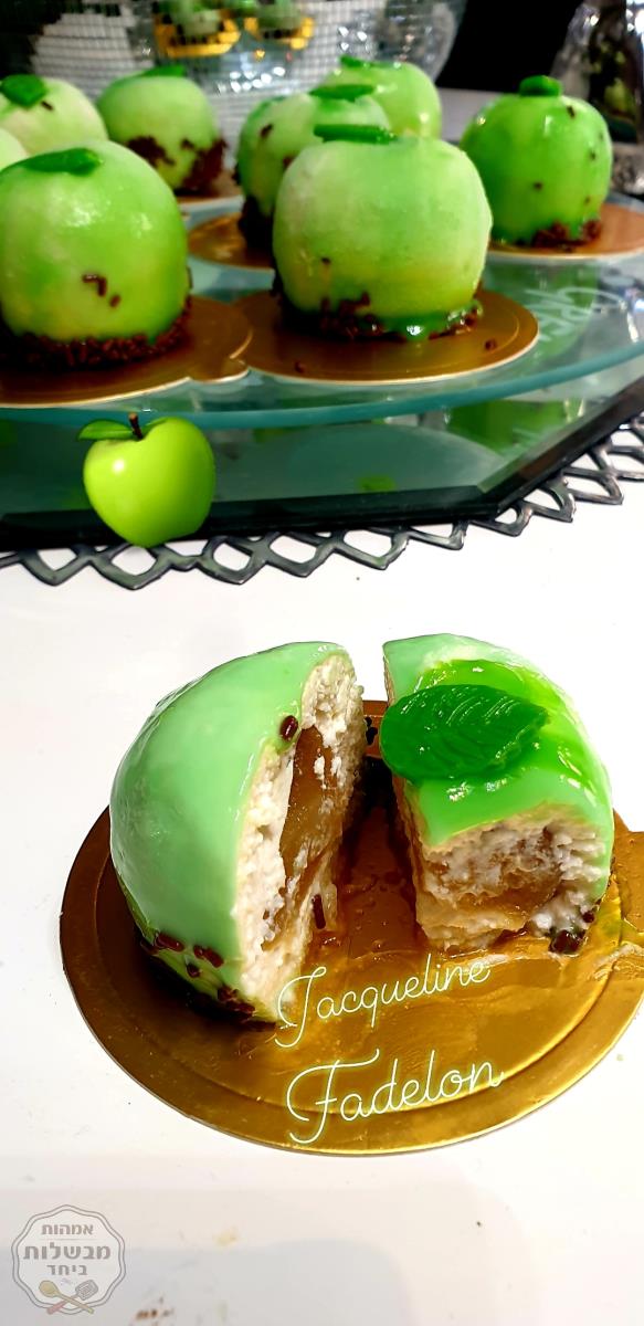קינוחים אישיים לכבוד ראש השנה  מוס גבינה שוקולד לבן במילוי תפוחים 🍏וציפוי גלסאז' 