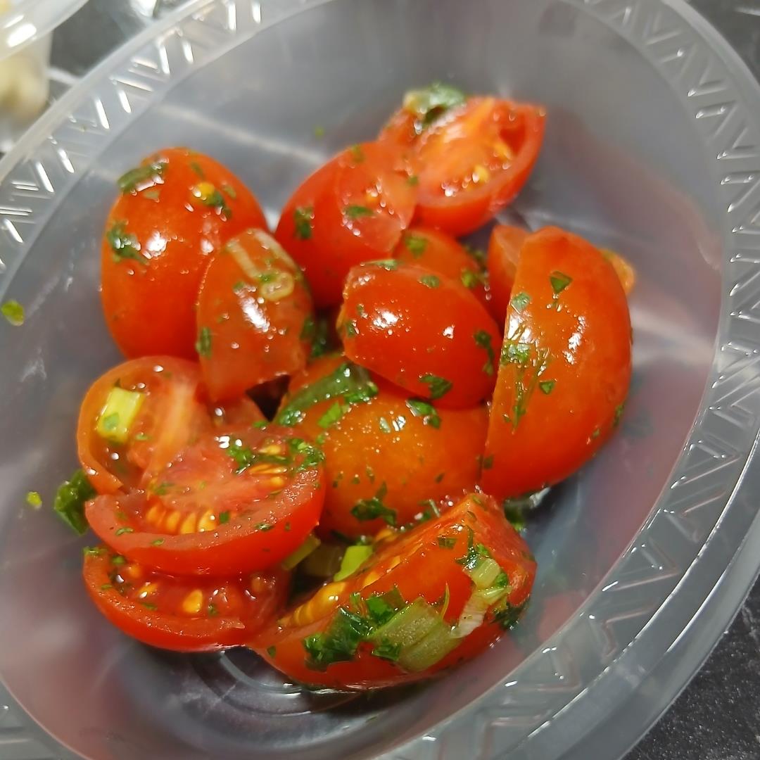 סלט עגבניות שרי עם בצל ירוק וכוסברה