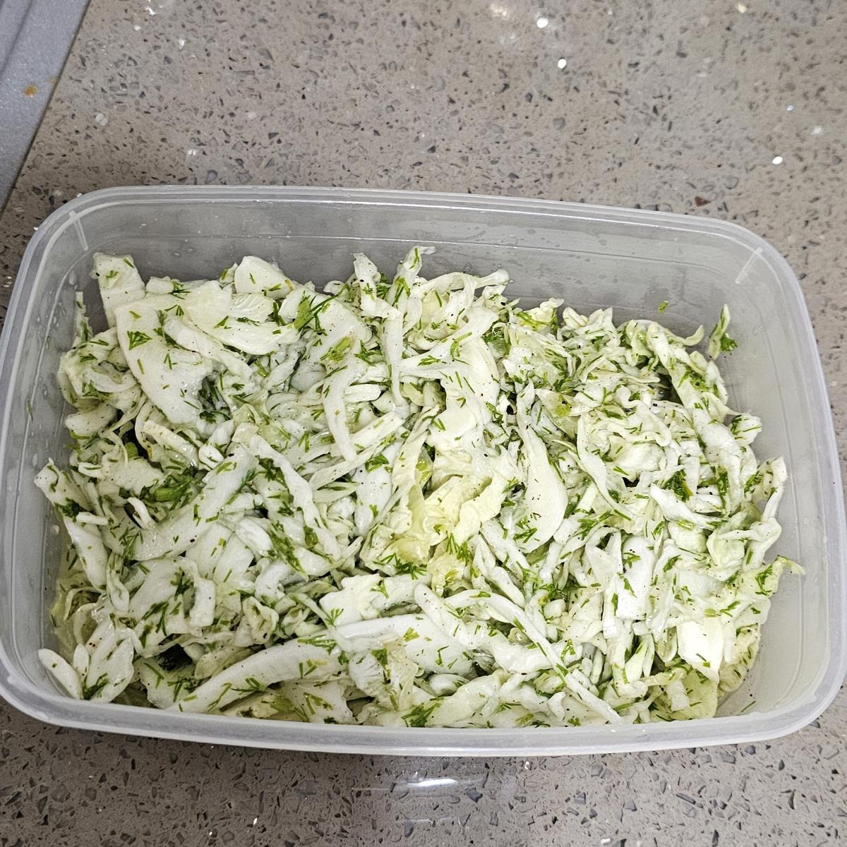 סלט כרוב לבן עם שמיר