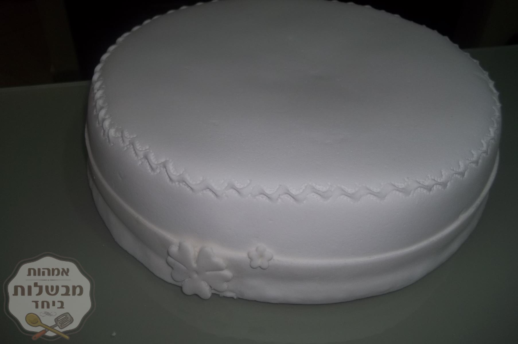 עוגת אגוזים מיוחדת. אומנות  ויצירה    בציפוי  בצק שוקולד לבן חגיגית מדהימה 