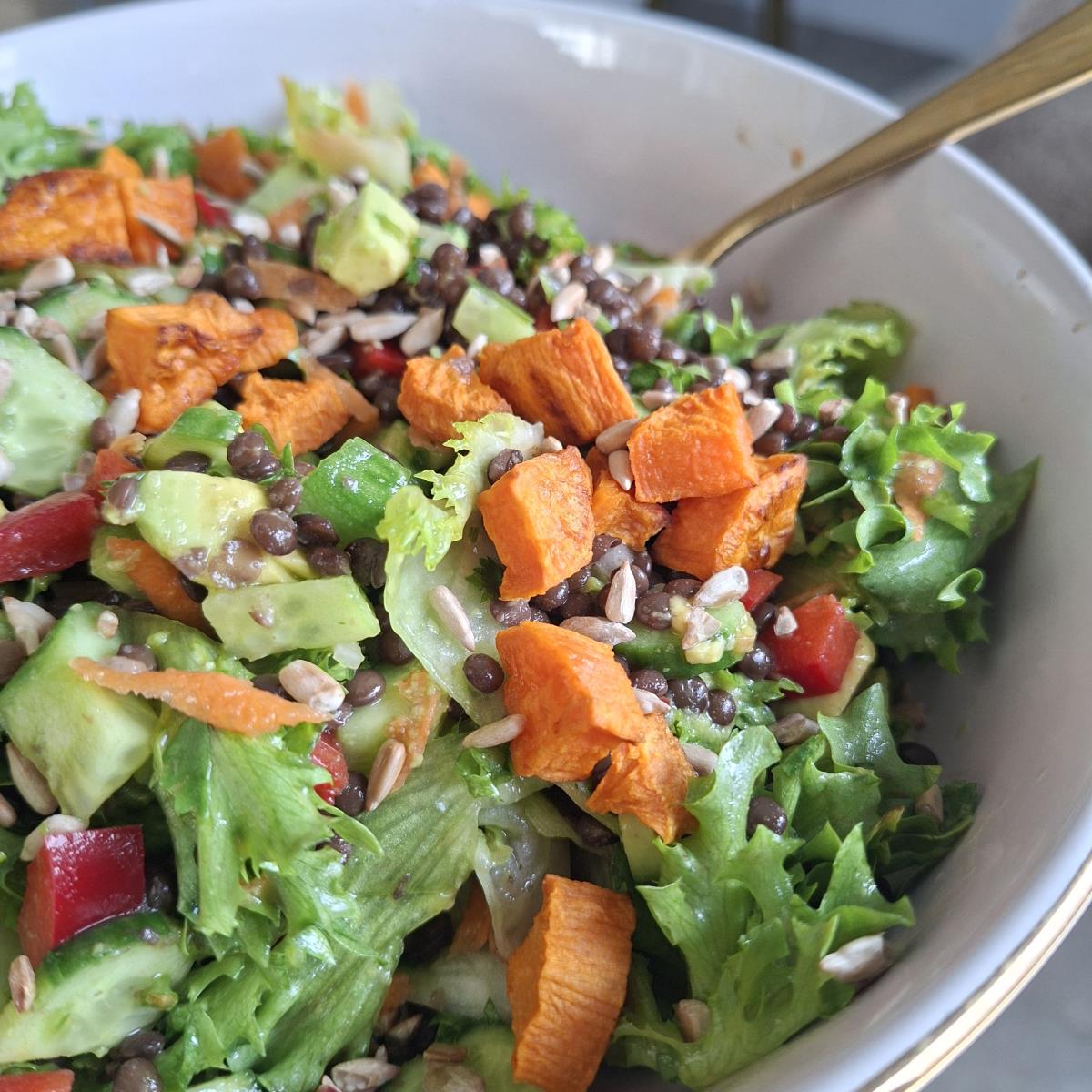 סלט בטטה ועדשים שחורות 